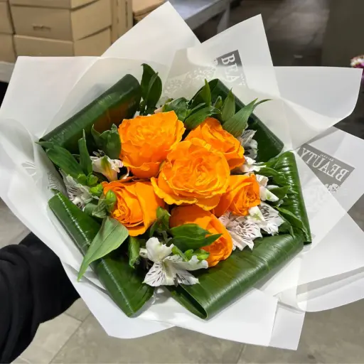 ramo de  6 rosas naranjas con papel coreano 